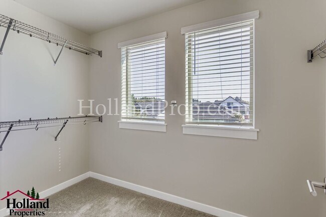 Building Photo - Beautiful 3-Bed Townhouse Near Downtown Hi...