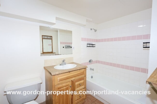 Building Photo - SE 57th Ave - 5 bedroom home with fireplac...