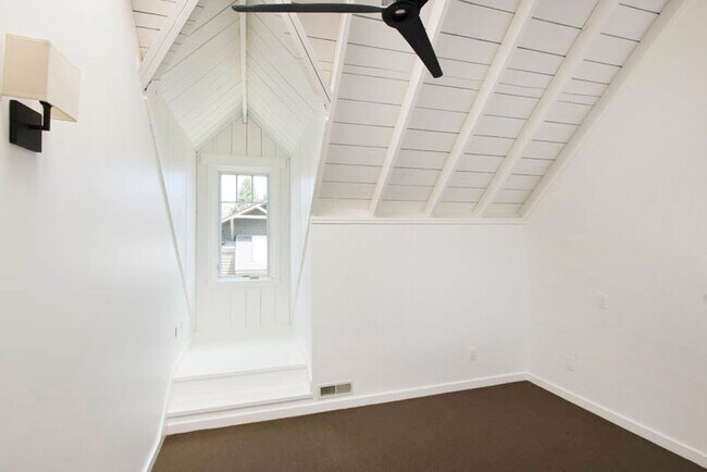 Building Photo - Balcony & Gas Fireplace: Sunny Apartment i...