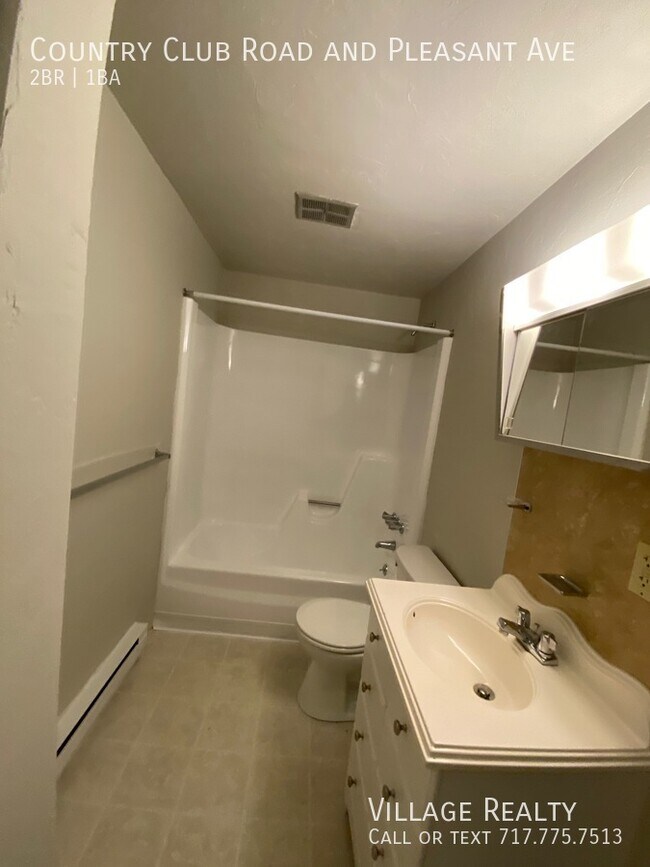 Building Photo - 617 Country Club Rd