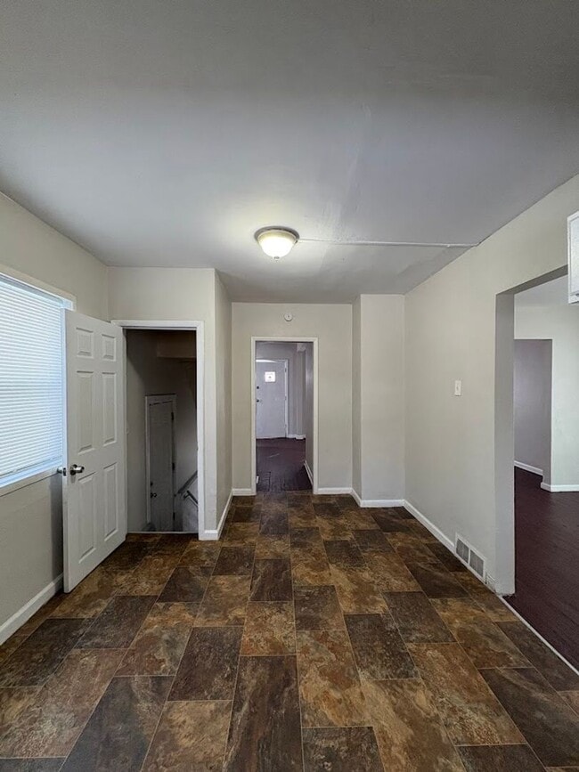 Building Photo - Three bedroom one bathroom home for rent