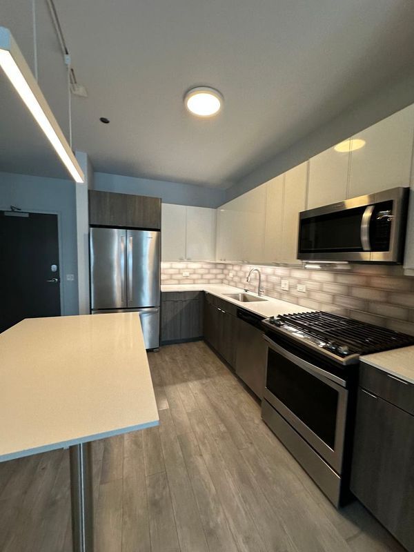 Building Photo - 1025 W Addison St