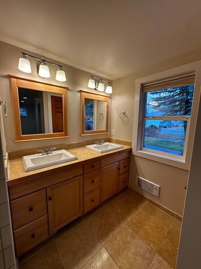 Building Photo - 4 Bed, 3 Bath Home in Hailey, Idaho with Beautiful Mountain Views