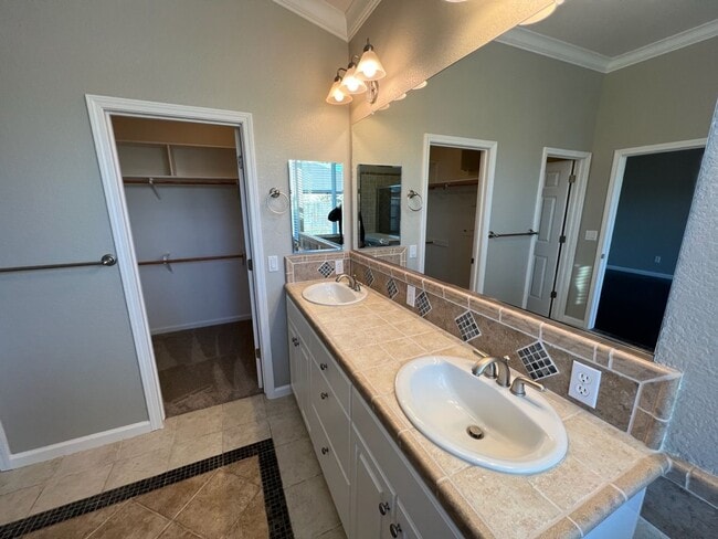 Building Photo - Well-appointed single-story home located walking distance to Manteca's Woodward Park!