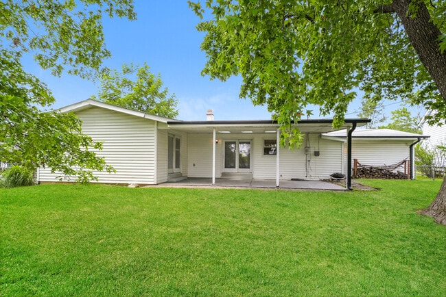 Building Photo - Fantastic 3bd/3ba home! Let yourself in!