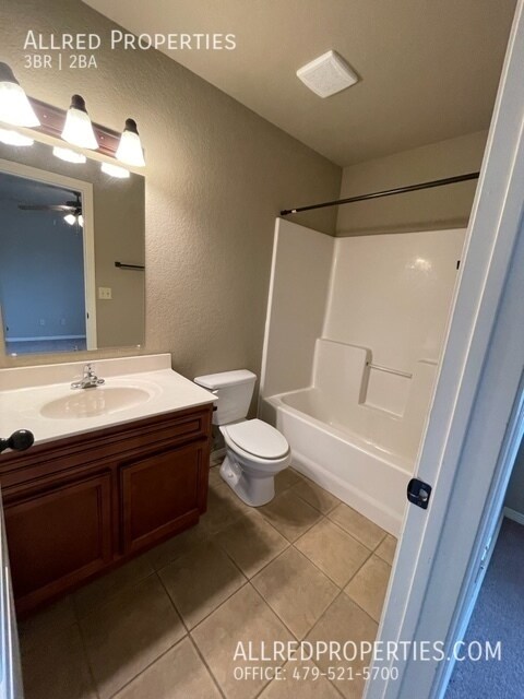 Building Photo - 1712 N Chestnut Ave