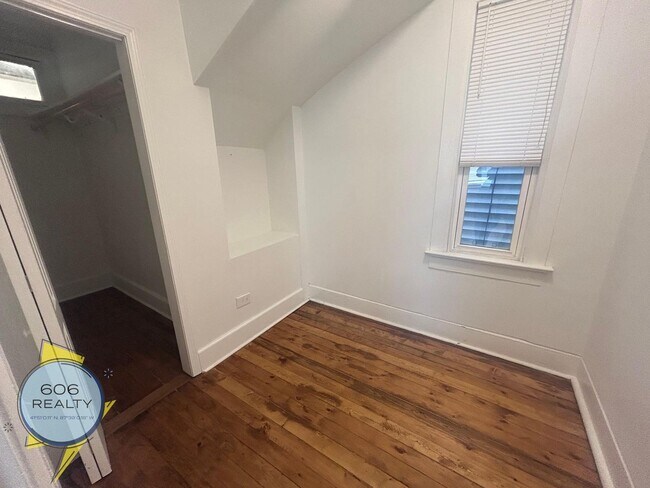 Building Photo - Spacious Vintage 3-Bedroom Apartment – Heat Included