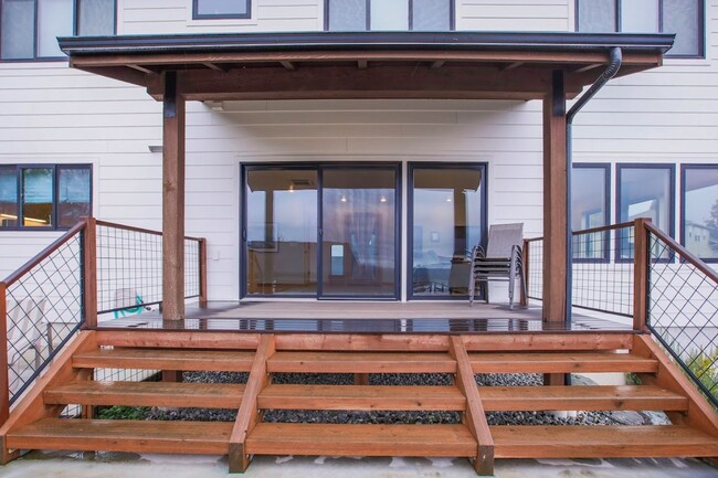 Building Photo - Stunning Holmes Harbor Home and Pet Friendly!