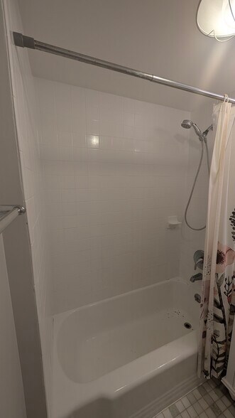 Full bath - 6301 N Sheridan Rd