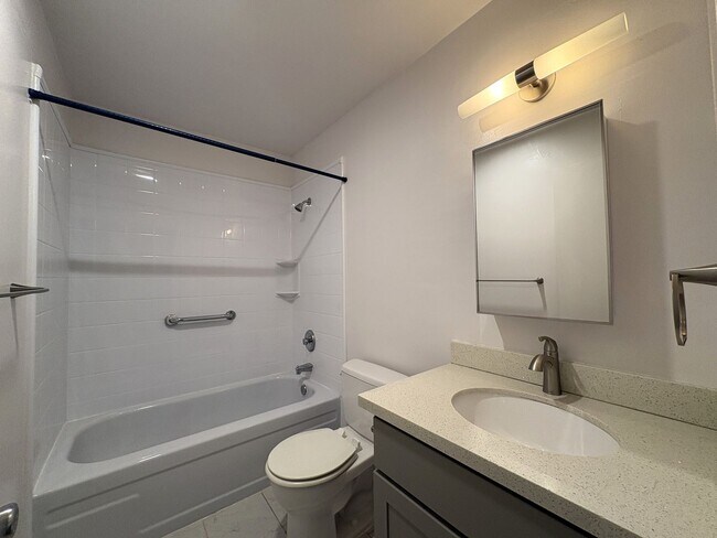 Building Photo - Spacious Updated 2 Bed / 2 Bath Condo with A/C, Huge Balcony & Community Pool