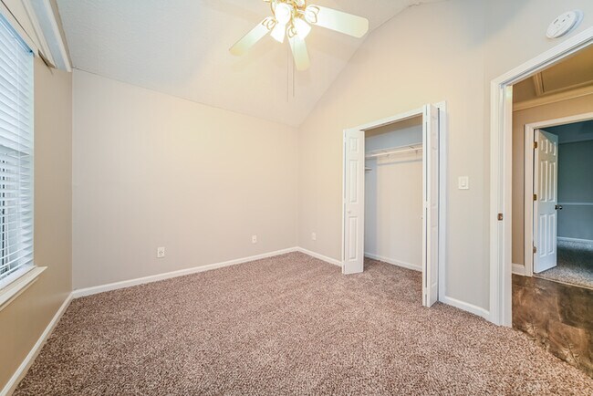 Building Photo - Fantastic 3bd/2ba home! Let yourself in!