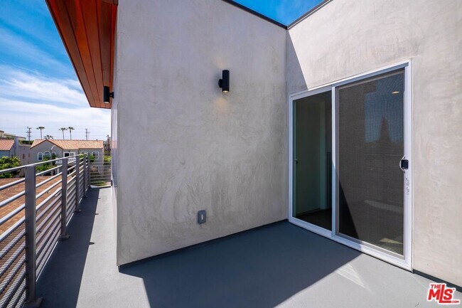 Building Photo - 758 1/2 N Ridgewood Pl