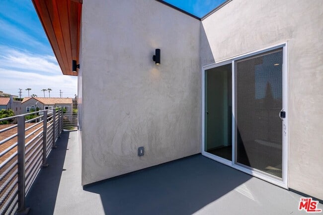 Building Photo - 758 N Ridgewood Pl