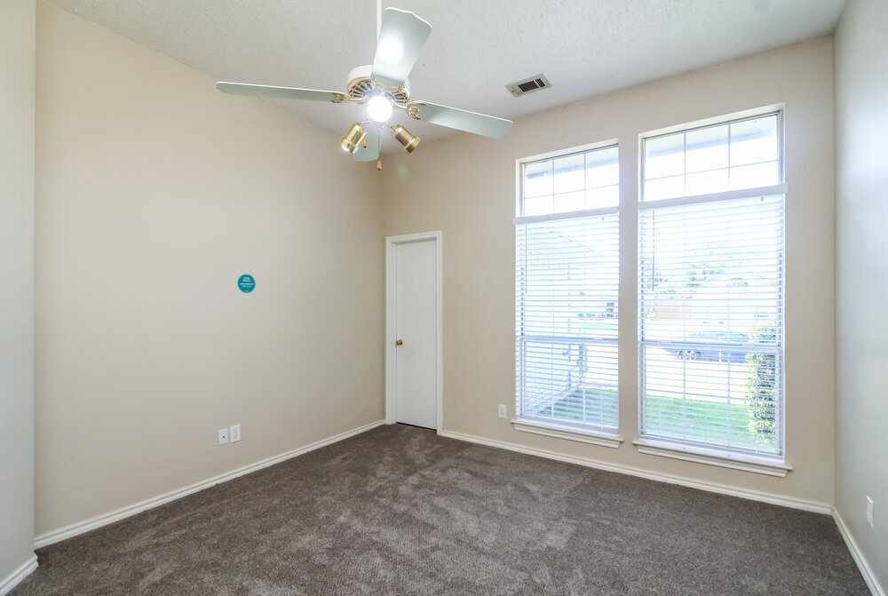 Building Photo - 1211 Old Knoll Dr