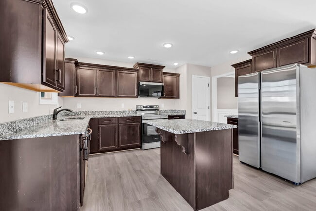 Building Photo - Close to Post and Move in Ready!