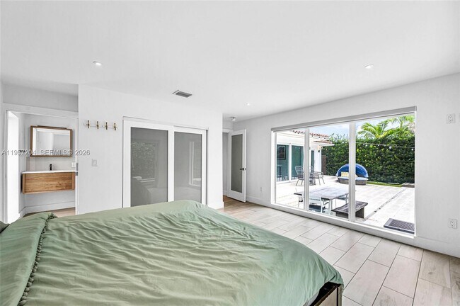 Building Photo - 1080 NE 104th St