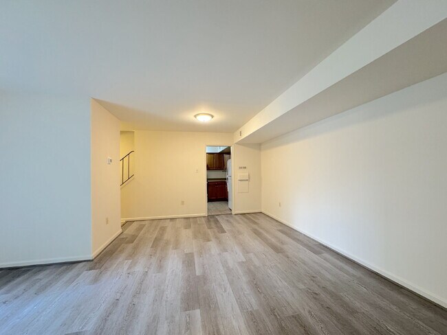 Building Photo - Charming Townhome in Prime Annandale Location