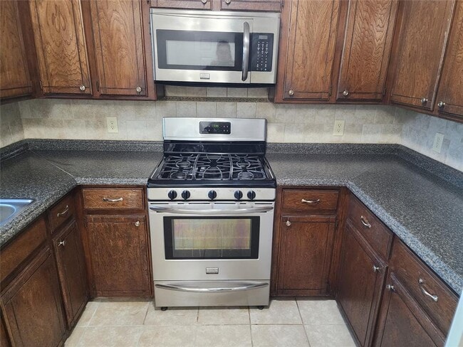 Building Photo - 807 S Jones Ln