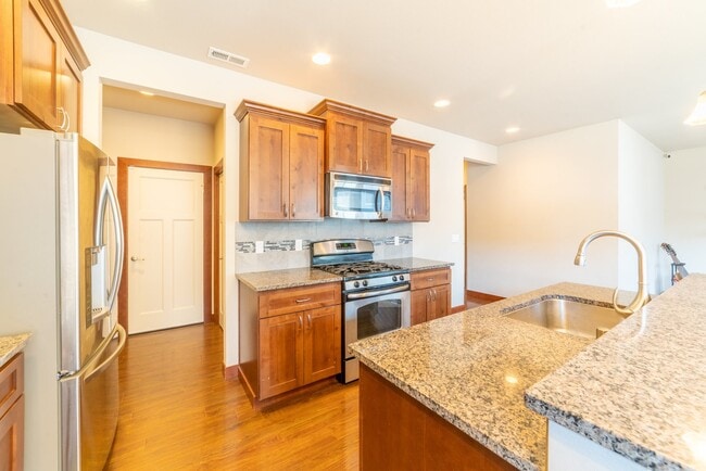 Building Photo - Large and Luxurious 2013 Built Home!