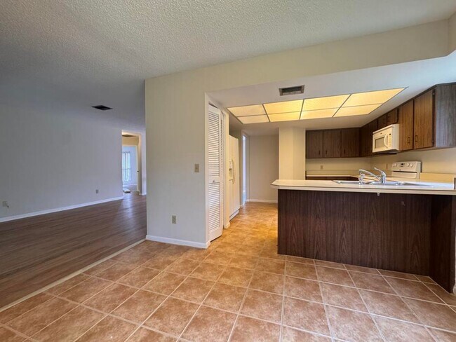 Building Photo - 2/2 in Woodhaven of Palm Coast