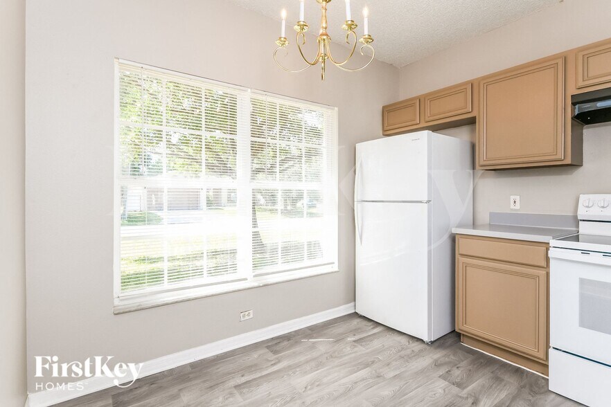 Building Photo - 702 Cotulla Dr