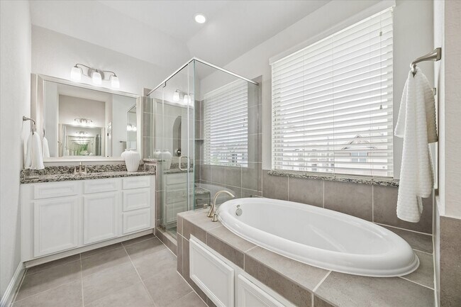 Building Photo - 1704 Oak Leaf Pass Dr