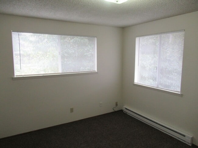 Building Photo - Two Bedroom Townhouse in Quiet Neighborhood