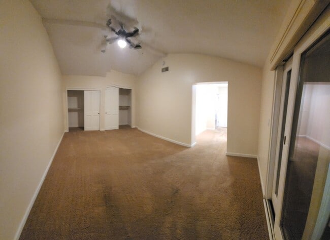 Building Photo - 5 bed 3.5 bath home close to campus!