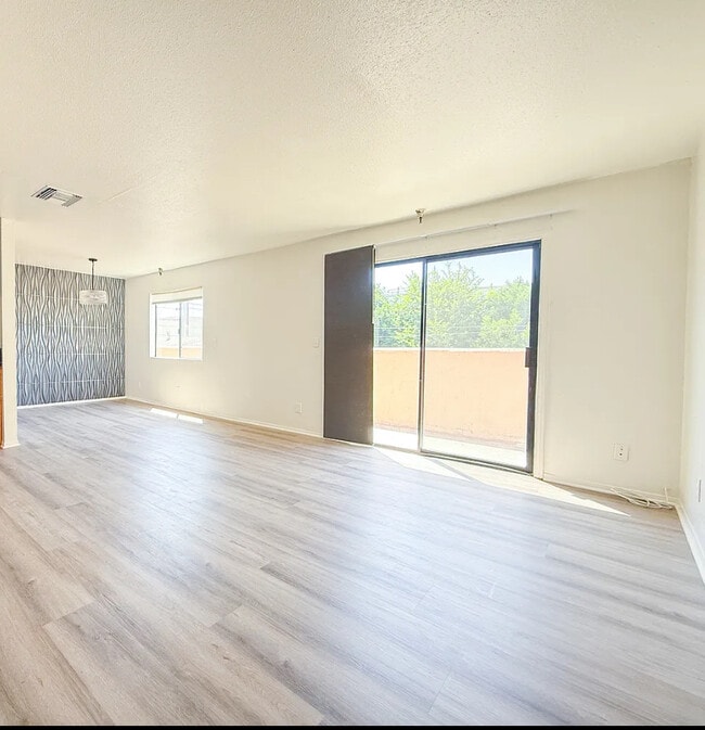 Building Photo - 14746 Delano St