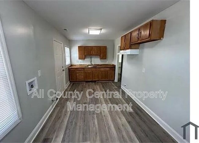 Building Photo - 1601 Center St S