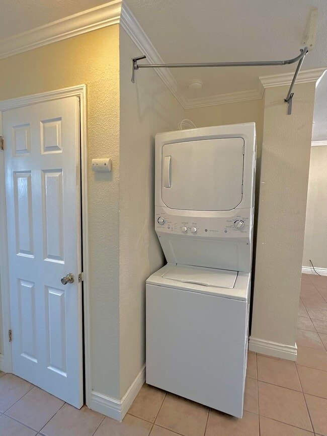 Building Photo - $1,950 - GORGEOUS TWO BEDROOM DUPLEX UNIT WITH GARAGE IN HAYWARD FOOTHILLS