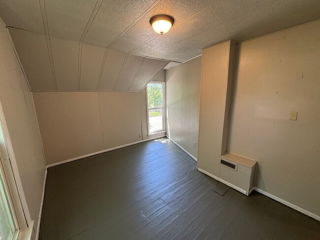 Building Photo - $795 - 2 bed 1 bath - Single Family Home