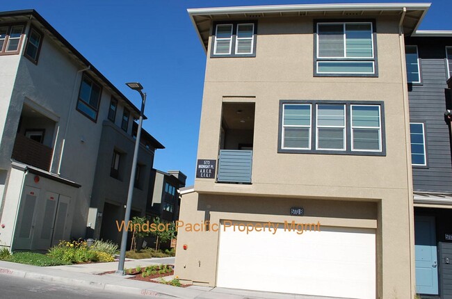 Building Photo - Luxury Modern Townhome In Sought After Bou...