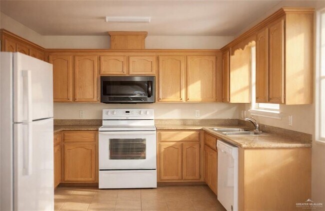 Building Photo - 7 West Dr