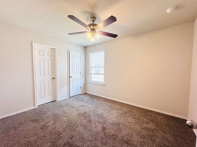Building Photo - Best Duplex Community in Seguin