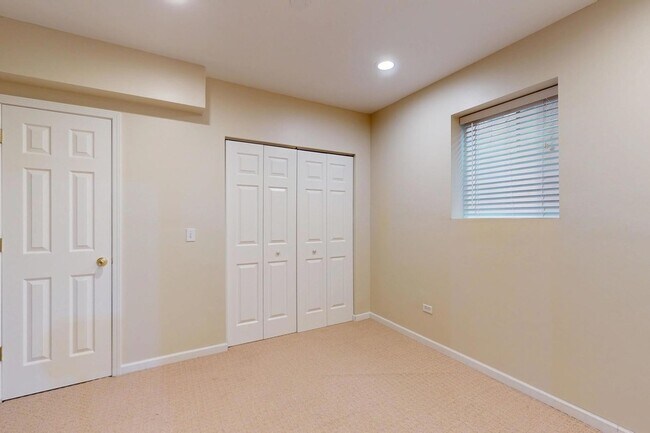 Building Photo - 1657 Fairport Dr