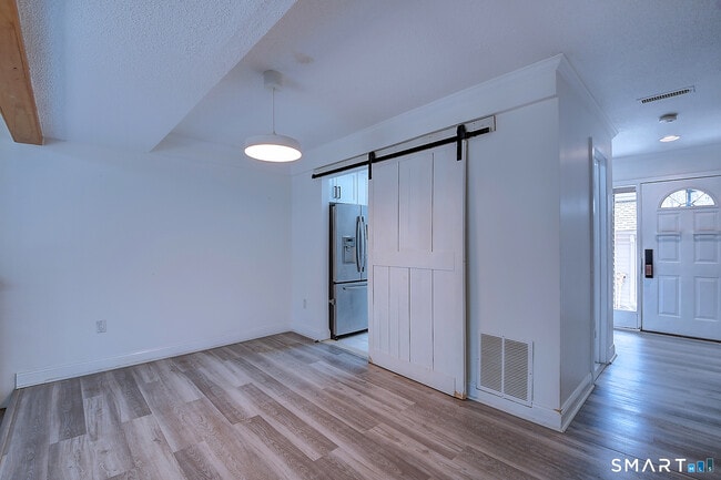 Building Photo - 32 Farmington Chase Crescent