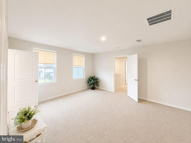 Building Photo - 27003 Greenleaf Dr