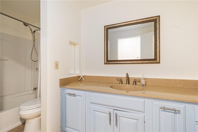 Building Photo - 401 Bellevue Ave