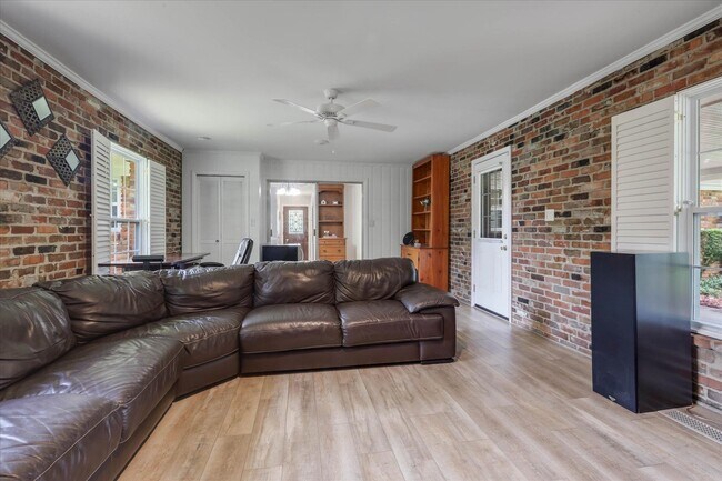 Building Photo - 1917 Sharon Rd