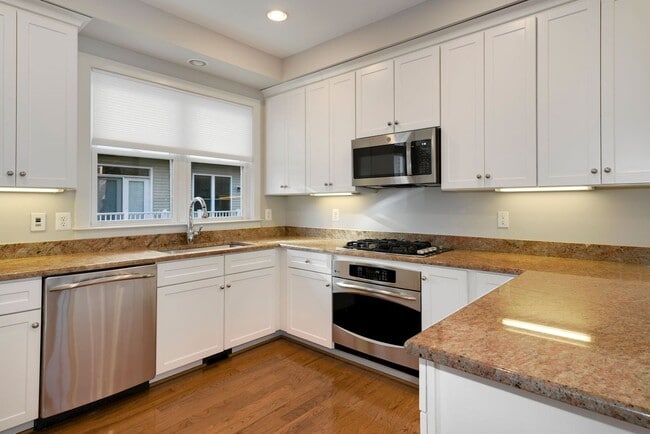 Building Photo - Charming 3 bedroom 3.5 Bathroom Row Home