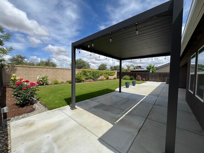 Building Photo - 391 Maclure Ave