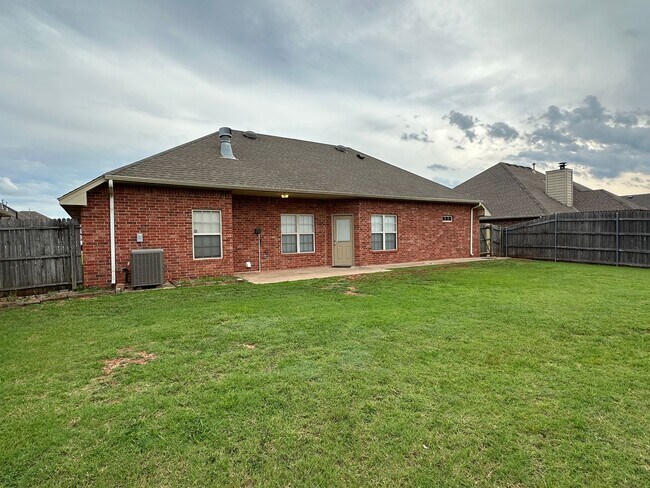 Building Photo - Charming 3 Bedroom, 2 Bathroom with Storm ...