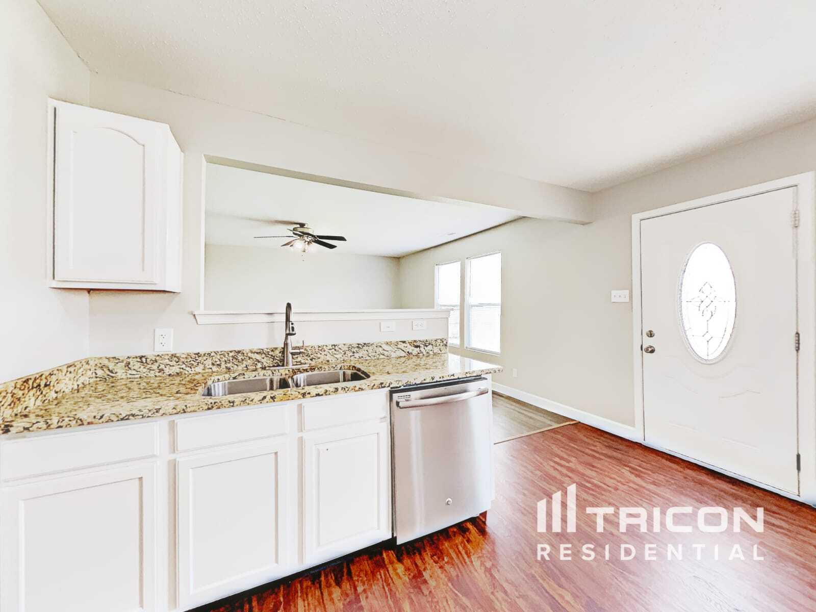 Building Photo - 10955 Woods Dr