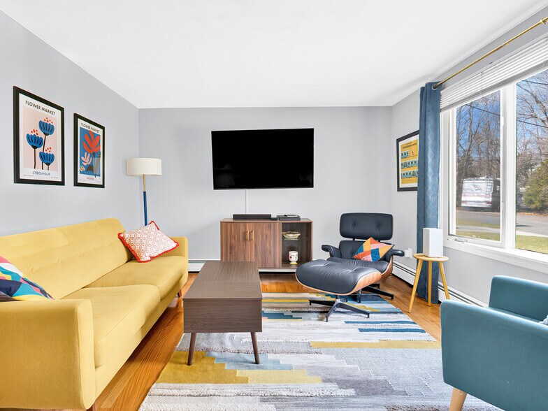 Building Photo - 32 Hamlin Ave