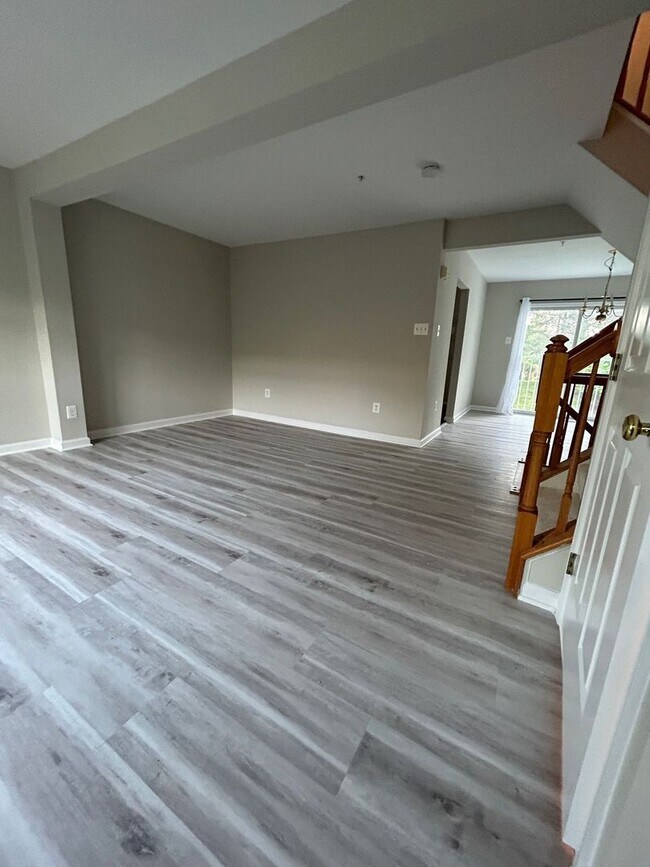 Building Photo - 3 BED + 3 Bath - Brick front townhome in P...