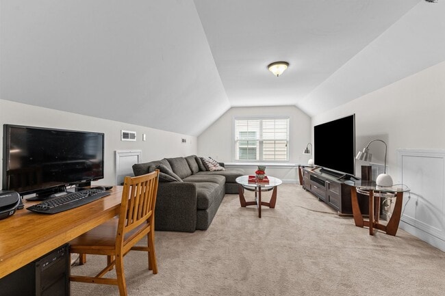 Building Photo - Gorgeous 3 Bedroom Townhome w/ Premium Fin...