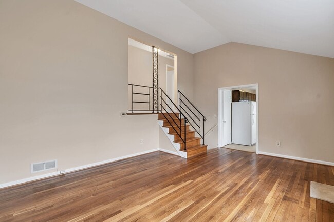 Building Photo - Well Maintained 3 Bedroom 1.5 Bathroom Spl...