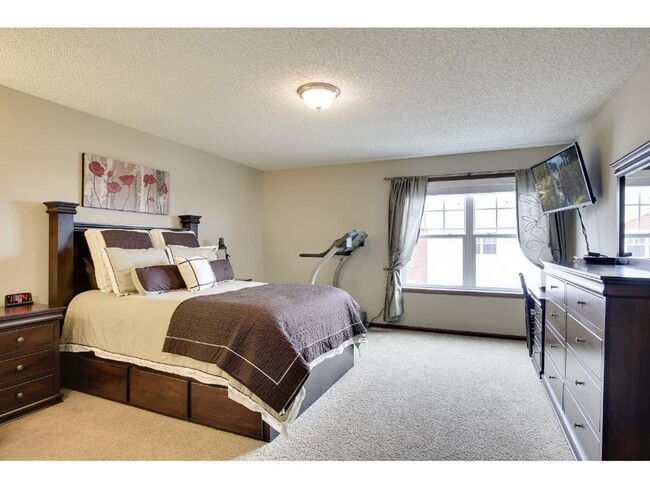 Building Photo - Pristine Woodbury 3 Bedroom Townhouse - Cl...