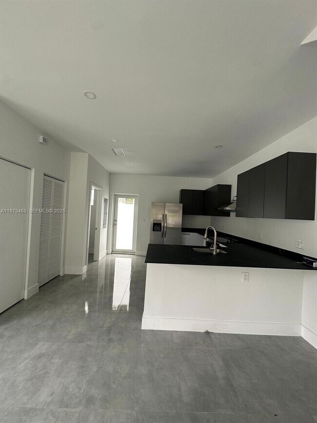 Building Photo - 723 NW 19th Ave